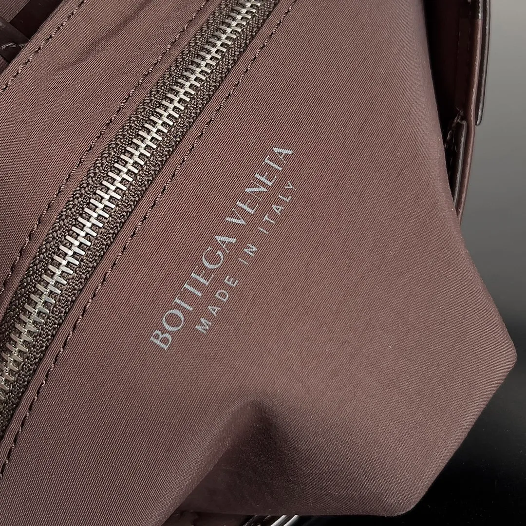 Batch 1880 BottegaVeneta new Cassette series men's fashion, colorful style trend‼ ️Macaron color matching Cassette's latest color check style is suitable for you who are leading the fashion 🌟 Braided Reverie, modern style and color ✨ Unisex, fashionable and practical, a must-have bag, easy to match with a high-end feel, very light weight, lazy and casual Style number: 667298 Size: 23*15*5cm